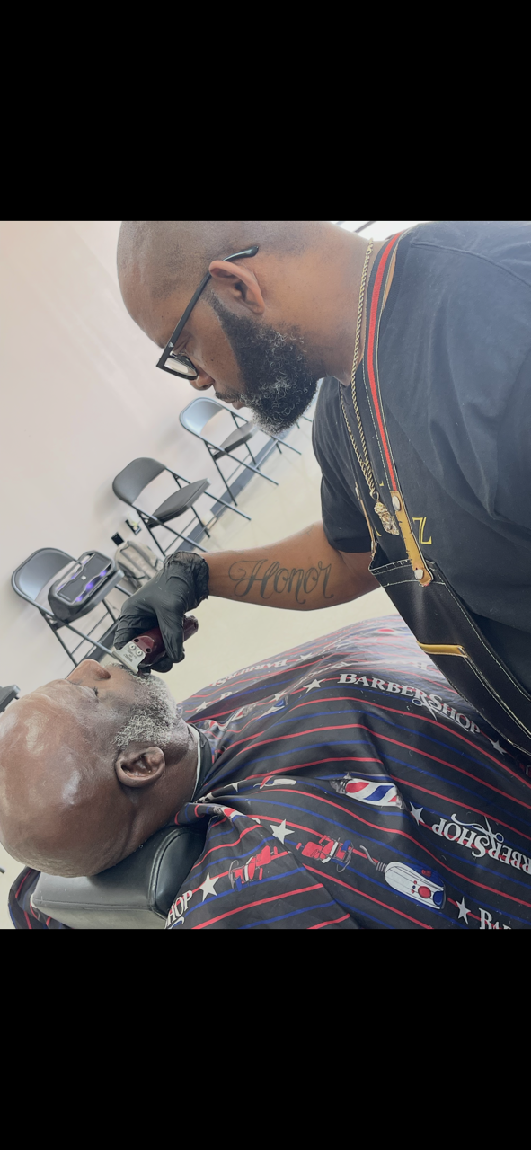 Detailed beard shaping with clippers in the chair